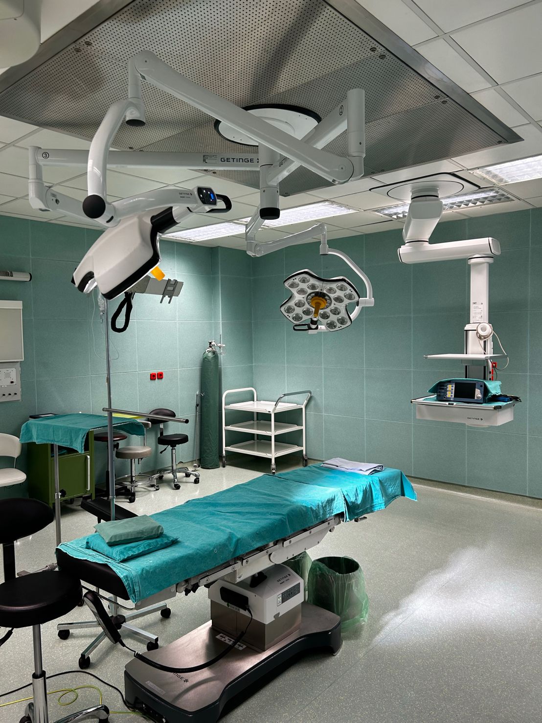 Reconstruction of two operating rooms in Hospital Nova Bila